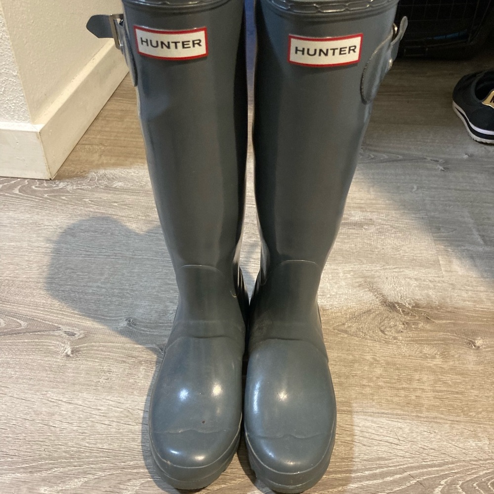Hunter Original Tall Gloss in gray. Size 4M/5W.